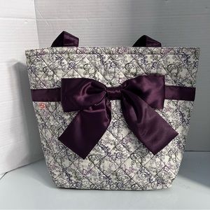Large zipped tote bag with overall quilted pattern